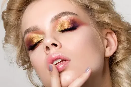 How to Master Glitter Eye Makeup in 8 Simple Steps