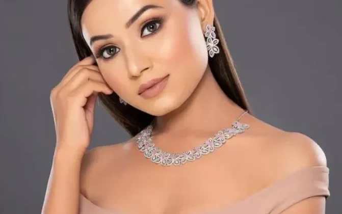 How to Match Necklaces with Dresses for Every Neckline and Occasion