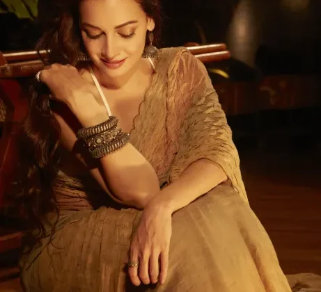 How to Dress Like a Star: Celebrity-Inspired Fashion for Every Woman